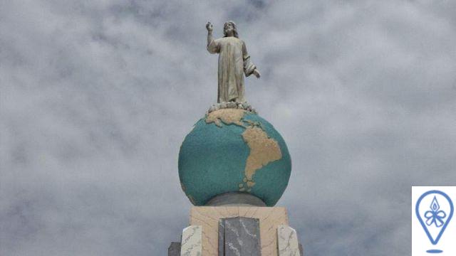 El Monumento al Divino Salvador del Mundo: Símbolo Nacional